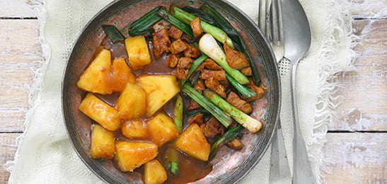 Recept van het Voedingscentrum: Gemarineerde kip met ananas en bosuitjes