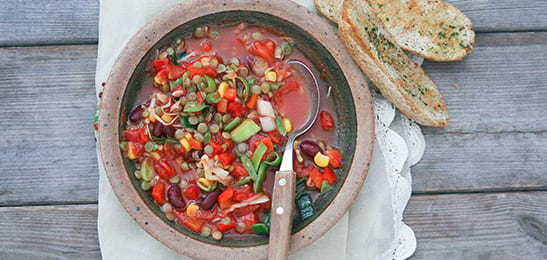Recept van het Voedingscentrum: Linzen-tomatensoep met knoflookbroodjes