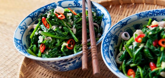 Recept van het Voedingscentrum: Geroerbakte spinazie op oosterse wijze