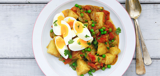 Recept van het Voedingscentrum: Curry van aardappel met doperwtjes en parten ei