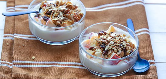 Recept van het Voedingscentrum: Yoghurt met appel en krokante muesli