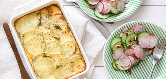 Recept van het Voedingscentrum: Aardappeltaart met rozemarijn en komkommer-radijssalade