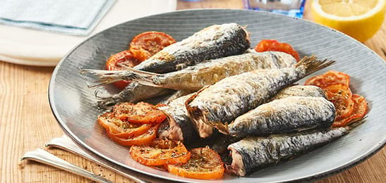 Recept van het Voedingscentrum: Gegrilde sardines met tomaat