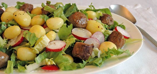 Recept van het Voedingscentrum: Maaltijdsalade met worst