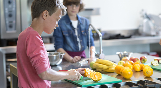 Op de speciale website voor kinderen van het Voedingscentrum vinden kinderen informatie over hoe je gezond, lekker, duurzaam en afwisselend eet