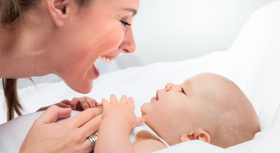 In de eerste 6 maanden is borstvoeding de beste babyvoeding. Flesvoeding is een goed alternatief.