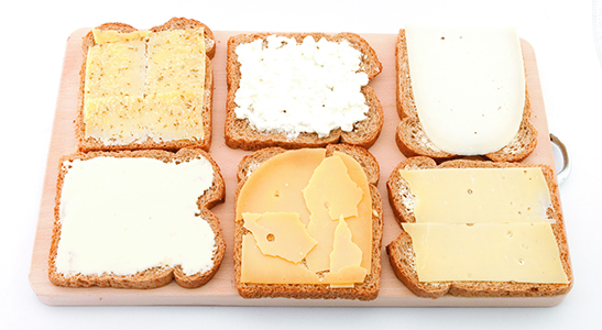 Tot de leeftijd van vier jaar adviseren wij daarom geen plakjes kaas of smeerkaas met veel zout te geven op de boterham.