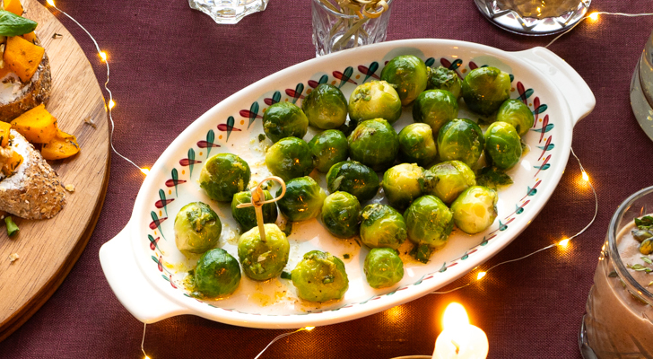 Een feestelijke ovalen schaal met daarin de spruitjes