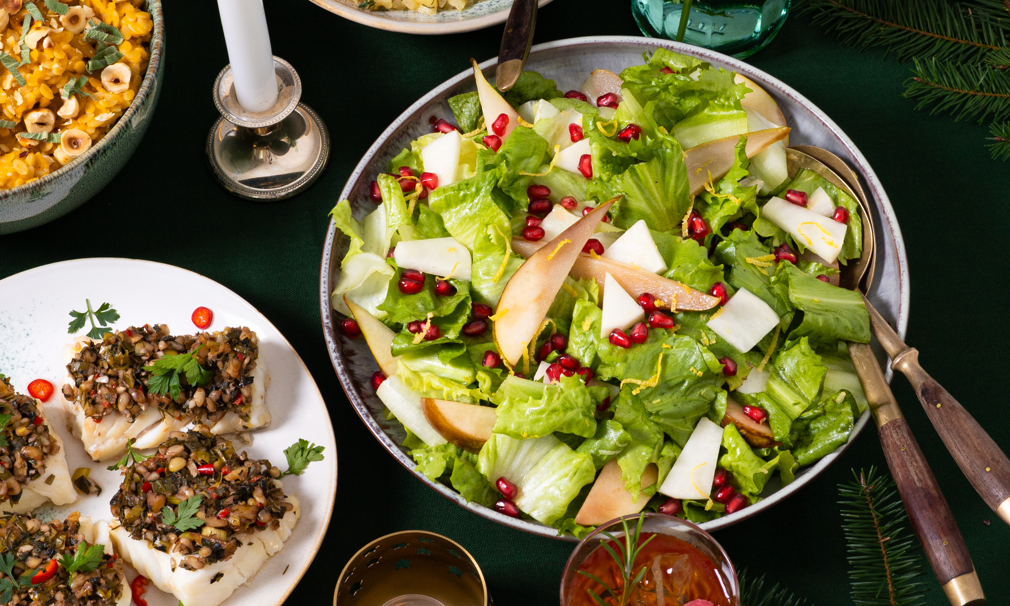 Groene salade met andijvie, gebakken peer en granaatappel