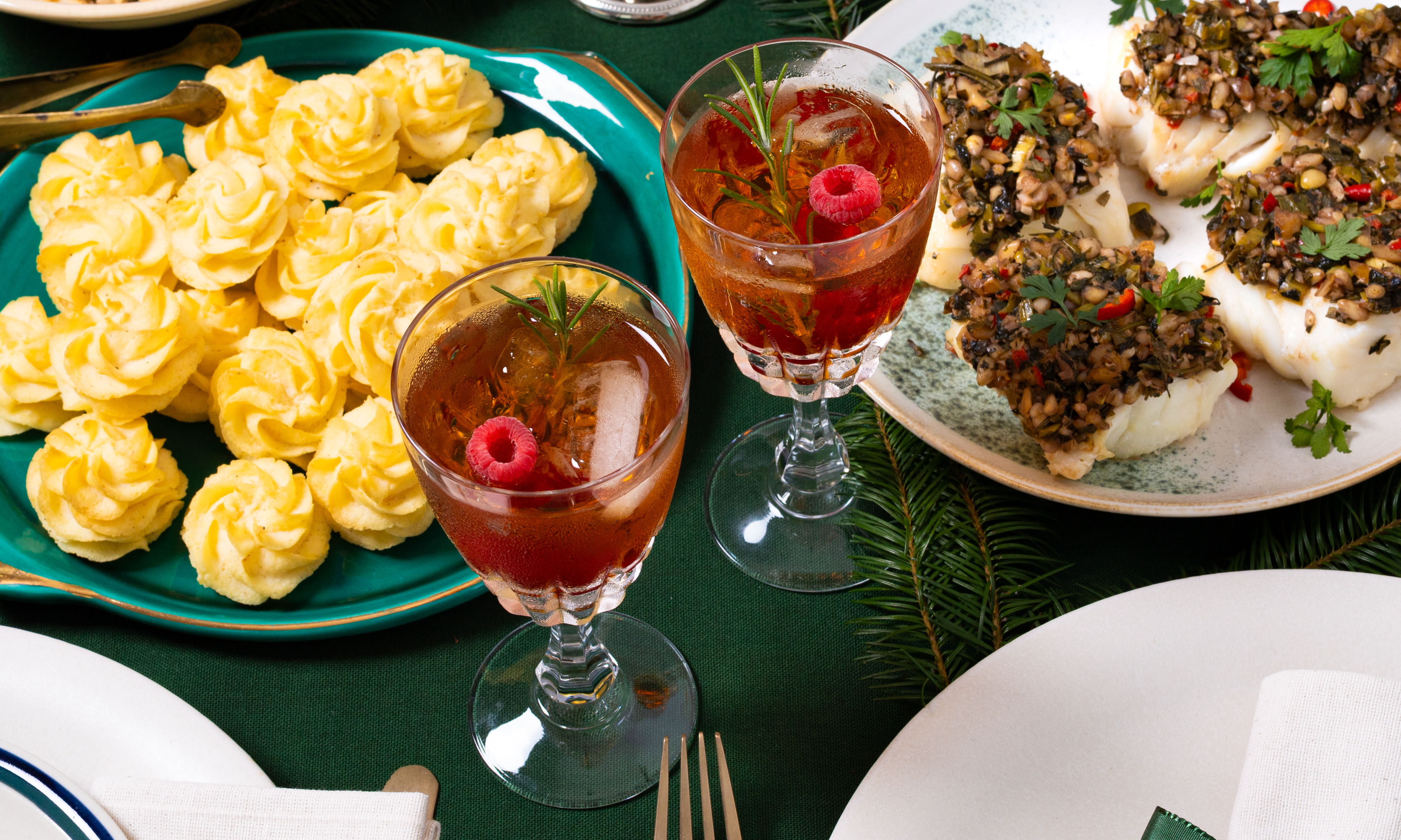 Vruchtenijsthee met frambozen en rozemarijn