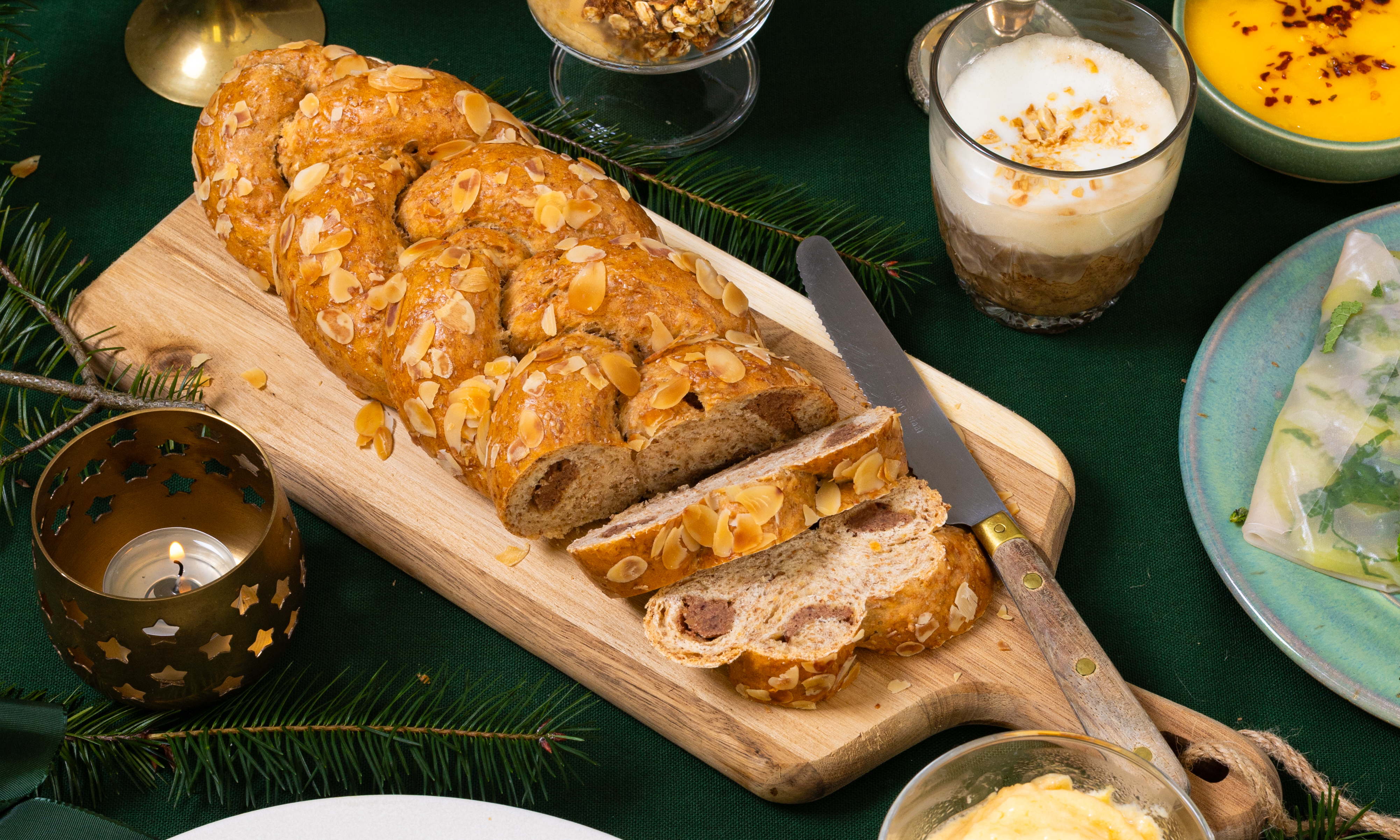 Gevuld vlechtbrood met amandel en kaneel